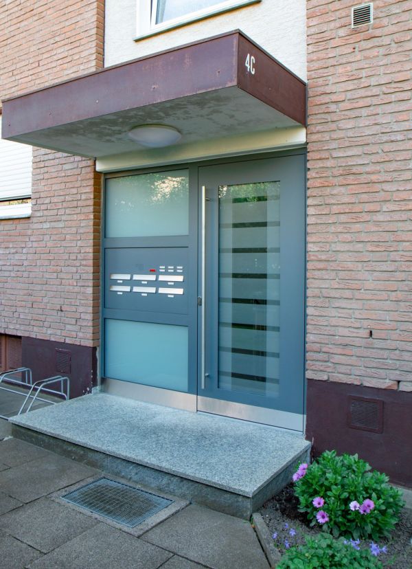 Haustür mit Briefkasten- und Klingelanlage