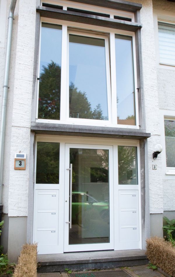 Haustür mit Treppenhauselement