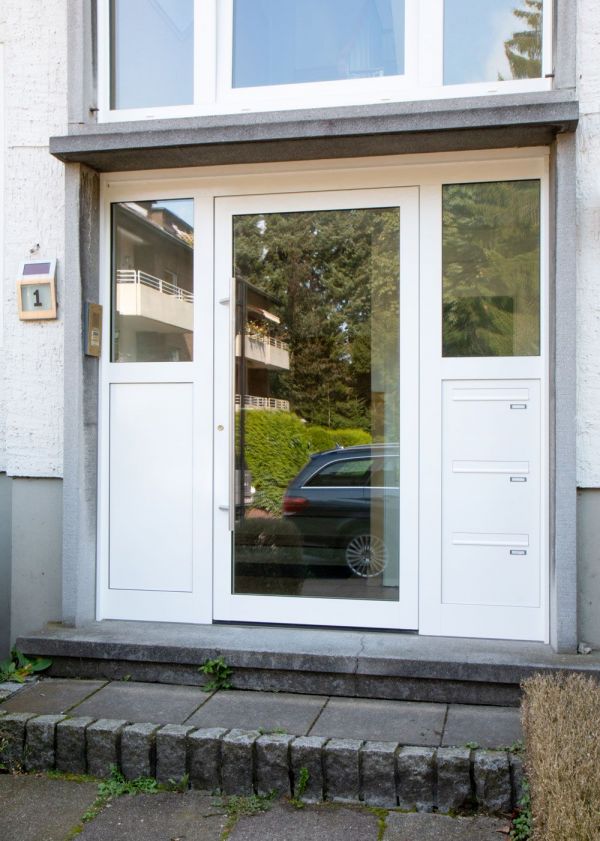 Haustür mit Briefkastenanlage