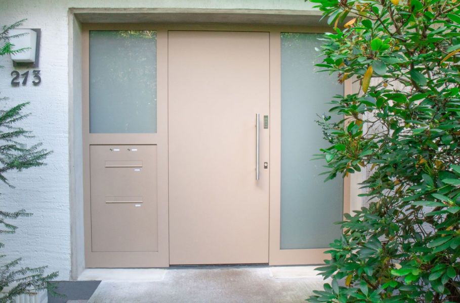 Haustür mit Klingel- und Briefkastenanlage